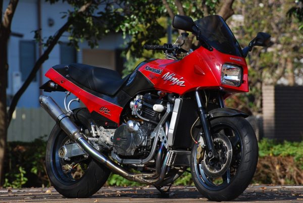 KAWASAKI GPZ900R<br>MORI